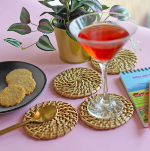Sous-verres ronds en rotin faits à la main, tapis tissés bohèmes couleur naturelle, lot de quatre à prix avantageux - Product Image 6