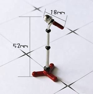 Micrófono Rojo Metálico a Escala 1:12 con Soporte para Casa de Muñecas - Accesorios Musicales - Product Image 6