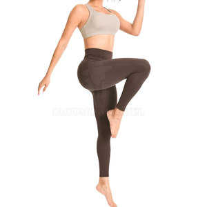 Conjunto de yoga de alta calidad con diseños personalizados, hecho con tela transpirable, perfecto para comodidad, estilo y rendimiento. - Product Image 4