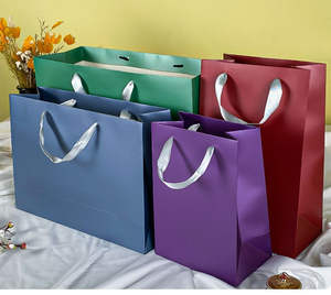 ถุงกระดาษคราฟท์หรูหราเป็นมิตรกับสิ่งแวดล้อม คุณภาพสูง ปิดด้วยแม่เหล็ก พิมพ์โลโก้ได้ รีไซเคิลได้ สำหรับเสื้อผ้า รองเท้า ของขวัญ เคลือบลามิเนต - Product Image 1