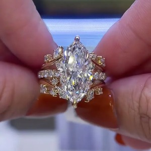 Anillo de Compromiso Moderno con Diamante Moissanita Blanco de Corte Marquesa de 6.0Ct, 6 Puntas, Chapado en Oro Amarillo de 18K, Plata de Ley 925, VVS - Product Image 3