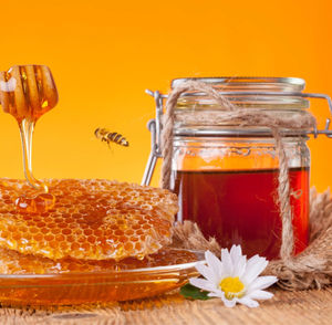 Miel brut naturel biologique premium, ambre doré, haute qualité, norme d'exportation, 1 kg, certifié HACCP, durée de conservation de 24 mois, prix raisonnable - Product Image 1