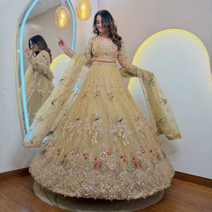 Lehenga Choli brodé or élégant avec dupatta en résille, travail de Zari et de fils multicolores, tenue de mariée de créateur - Product Image 1