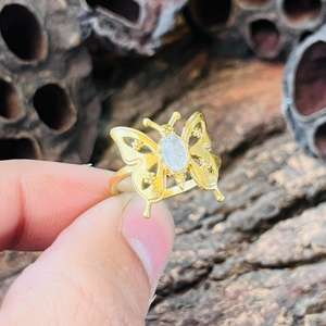 Anillo de mariposa con piedra lunar, anillo llamativo con diseño de insecto, anillo de latón dorado con temática natural, anillo inspirado en la naturaleza, venta al por mayor - Product Image 2