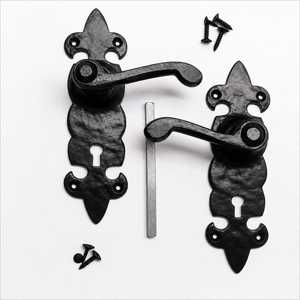 Manija de puerta rústica de hierro fundido negro antiguo con diseño de flor de lis, cerradura de palanca interna, herrajes tradicionales de hierro forjado, suministros al por mayor - Product Image 1