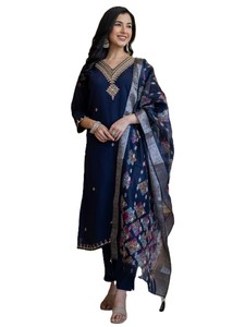 Salwar Kameez traditionnel bleu marine brodé avec dupatta floral, tenue ethnique pour femme, toutes saisons, style quotidien, tissu en soie satinée, livraison rapide - Product Image 1