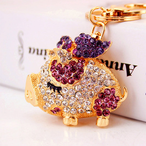 Llavero de cerdito con diamantes de imitación rosas, aleación en tono dorado y pavé de cristales, para el intercambio de regalos del Año Nuevo Lunar - Product Image 3