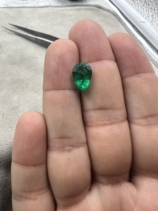 Émeraude naturelle zambienne taille poire 2,62 carats vert riche pierre précieuse non montée pour la fabrication de bijoux - Product Image 4