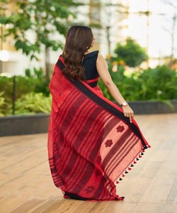 Sari de Algodón Rojo con Borde Negro, Vestido Tradicional Indio para Mujer, Uso Casual, Todas las Temporadas, Corte Regular, Largo hasta el Suelo - Product Image 5
