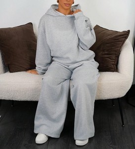 Ensemble de survêtements amples et décontractés pour femmes, avec logo personnalisé, en coton épais, style minimaliste, pour le loungewear, OEM - Product Image 5