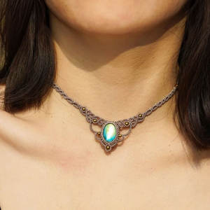 Collier artisanal tendance en macramé avec double perle d'eau douce et pierre naturelle gris mauve, style bouddhiste, collection Twilight Bloom - Product Image 1