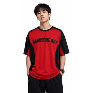 T-shirt Homme Rouge et Noir à Manches Raglan Coupe Oversize Décontractée Col Rond en Jersey avec Motif Imprimé et Gaufré – Modèle Garçon Élégant - Product Image 2