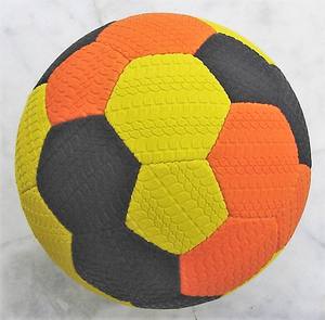 Ballon de football d'intérieur cousu à la main, design pakistanais durable, respectueux de l'environnement, pour sports intérieurs/extérieurs - Product Image 2