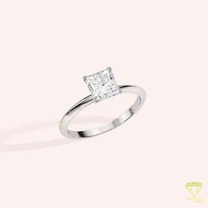 Anillo de Compromiso Solitario con Diamante Moissanite Corte Princesa, Anillo de Promesa Minimalista de Cuatro Puntas, Anillo de Boda de Oro Blanco para Mujer - Product Image 3