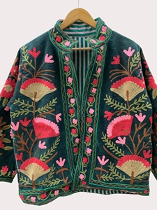 Manteau en velours Suzani fait main de style vintage pour femmes, veste d'hiver bohème traditionnelle brodée, cadeau pour femmes - Product Image 3