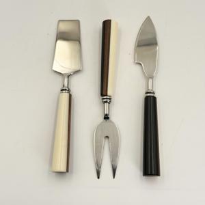 Ensemble à fromage argenté mat avec manche rond blanc et marron, design royal, pour table à manger, comprenant couteaux à fromage et trancheuse à fromage en acier inoxydable - Product Image 4