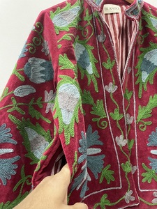 Chaqueta de terciopelo rojo con bordado floral, cuello alto, manga larga, bordado a mano, ropa cálida de invierno, estilo casual - Product Image 4