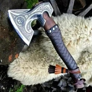 Cabeza de Hacha Tomahawk Personalizada, Hecha a Mano, con Hoja con Patrón y Mango Envuelto en Cuero, Grado DIY para Trabajos en Madera y Uso en Campamentos al Aire Libre - Product Image 4