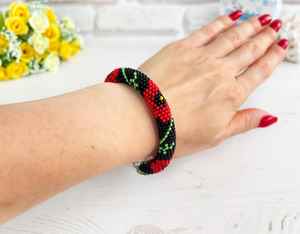 สร้อยข้อมือลูกปัดร้อยเชือกถักลายดอกไม้สีแดง สร้อยข้อมือประดับดอกไม้ สร้อยข้อมือแฟชั่นสำหรับผู้หญิง ของขวัญ - Product Image 1