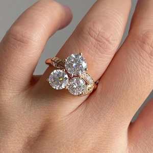 Anillo de Moissanita de 2.50CT con Corte Redondo, Tres Piedras, Banda de Filigrana con Diseño de Hoja, Plata 925 Original con Baño de Oro, Joyería Fina de Estilo Vintage - Product Image 5