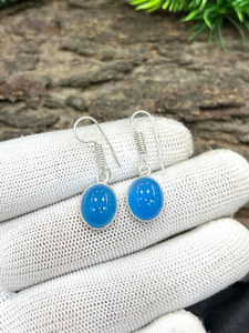 Boucles d'oreilles ovales en calcédoine bleue argentée faites à la main, bijoux minimalistes en pierres précieuses pour femmes - Product Image 2