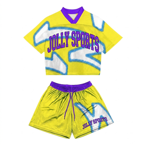 Conjunto de jersey y pantalones cortos de malla transpirable para mujer, 160 GSM, poliéster, amarillo brillante, estampado por sublimación morado, logotipo personalizado, conjuntos para mujer - Product Image 1