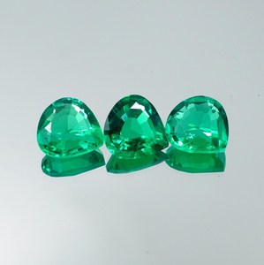 Piedra Preciosa de Esmeralda Cultivada en Laboratorio, Corte Corazón Verde de 2.60 Quilates (3 Piezas), HAYAAT GEMS para Joyería, 7x7 mm, de Rajasthan - Product Image 3