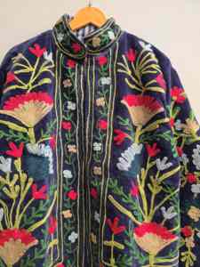 เสื้อแจ็คเก็ตกำมะหยี่สีครามพรีเมียมสำหรับผู้หญิง ปักลายดอกไม้แบบหนาแน่น สไตล์โบฮีเมียน เสื้อโค้ทดีไซน์เนอร์แบบชาติพันธุ์ ขายส่งเสื้อคลุม - Product Image 5