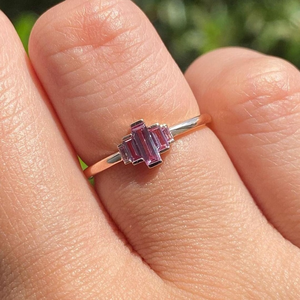 Bague de fiançailles en or jaune 10K massif avec cinq pierres taille baguette violettes, sertie de zircone cubique, pour elle - Product Image 1