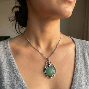 Collar con Colgante Circular de Piedra Verde y Latón, Diseño Ornamentado con Cuentas, Estilo Vintage, Joyería Étnica Boho Hecha a Mano, Regalo para Mujer - Product Image 2