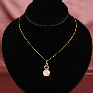 Collar con Colgante Geométrico Moderno Chapado en Oro con Dos Piedras de Amatista Natural y Madreperla para Mujer - Product Image 1