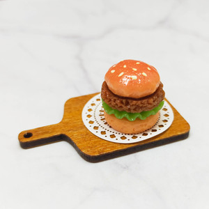 Miniature de burger en résine pour maison de poupée, modèle alimentaire fait main, ornement de table pour décoration de scène DIY, à partir de 14 ans - Product Image 1