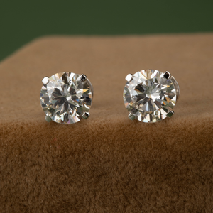 Boucles d'oreilles solitaires en diamant rond en or blanc 14 carats, serti à quatre griffes, bijoux fins classiques pour femmes, poids total de 3,09 carats - Product Image 1