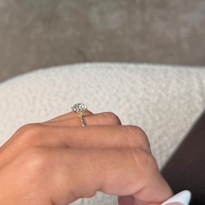 Bague de fiançailles classique pour femme en or jaune 14 carats avec diamant de laboratoire taille brillant de 2 carats, personnalisable, certifiée IGI, livrée avec boîte à bijoux - Product Image 6