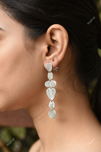 ต่างหูเงินขัดเงาแบบห้อย ทำด้วยมือ สไตล์มินิมอล ของขวัญสำหรับเธอ - Product Image 3