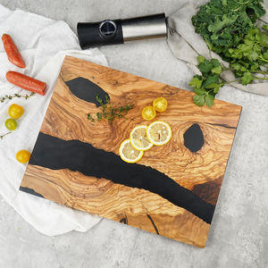 Planche à découper personnalisée en bois d'olivier de luxe Bold Blossom, écologique, résistante au lave-vaisselle, épaisseur 1,5 cm, pour la cuisine - Product Image 1