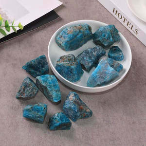 Ornements en cristal de pierre brute sculptés à la main (1 ou 2 cm) pour la décoration intérieure et la collection - Product Image 3