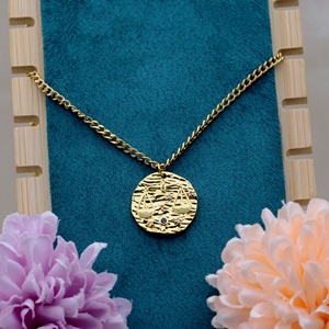 Collier Pendentif Zodiaque Balance en Argent 925 Plaqué Or, Médaillon Texturé Écailles, Chaîne Gourmette CZ Colorée, Vente en Gros - Product Image 5