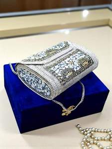 Pochette élégante en résine faite à la main avec accents de cristal, sac à main en acrylique pour mariages, design modèle ange pour cadeaux et souvenirs - Product Image 3