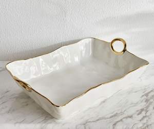 Plateau de service élégant en métal avec revêtement émaillé durable, idéal pour un usage quotidien et les occasions spéciales à la maison - Product Image 1