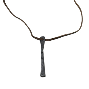 Collar con colgante de herradura de la suerte de hierro forjado de lujo, acabado en hierro oscuro natural, pedido al por mayor para compradores globales - Product Image 5