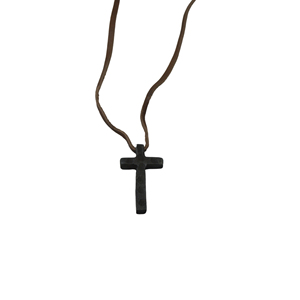 Colgante de cruz de hierro forjado a mano con textura martillada y cordón de gamuza marrón oscuro, acabado en metal oscuro sin pulir, opciones de logotipo personalizado. - Product Image 2