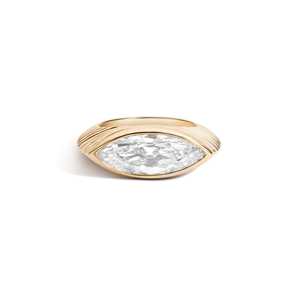 Bague de fiançailles solitaire de luxe en or 14K avec diamant de laboratoire CVD IGI taille marquise serti clos, 2,5 carats, texturé et effilé, style East West - Product Image 1