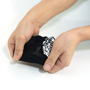 Gants de billard Geo Brothers de haute qualité, personnalisés, respirants, antidérapants, en spandex, à 3 doigts, avec fermeture auto-agrippante, légers, unisexes - Product Image 5