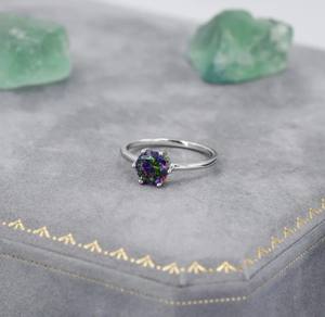 แหวนเงินแท้ประดับเพชร CZ สีดำมิสติก 1 กะรัต ทรงบริลเลียนท์ ขนาด 6.5 มม. แหวนเพทายโทแพซสีมิสติก แหวนสีดำออโรร่า - Product Image 4