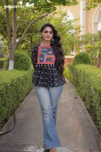 Proveedor de la colección de blusas/túnicas de georgette sintética de buena calidad con estampado y bordados estilo Gamthi, procedente de la India. - Product Image 2