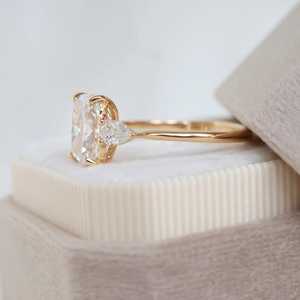 Bague de fiançailles en or 14 carats avec diamant de laboratoire taille coussin allongée de 2 carats et pierres latérales en forme de poire – Certifiée IGI - Product Image 4