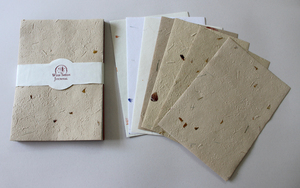 Ensemble de feuilles de papier A4 découpées soigneusement en coton recyclé et jute, écologiques, fabriquées à la main, exportées par Camelon du Rajasthan - Product Image 2