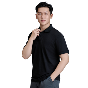 เสื้อเชิ้ตแขนสั้นผ้าถัก TC น้ำหนัก 200 กรัม ทรงปกติสำหรับผู้ชาย |   เสื้อยืดลำลองสีดำติดกระดุมพร้อมโลโก้ด้านหน้า |   กันยับ นุ่ม ทนทาน - Product Image 1