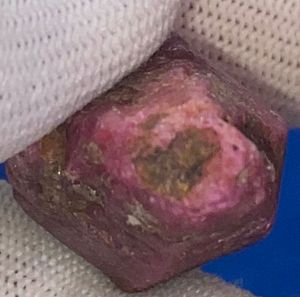 พลอยทับทิมดิบธรรมชาติจากเคนยา เหมืองเฟโมส จอห์น โซล น้ำหนัก 144.90 กะรัต - Product Image 5